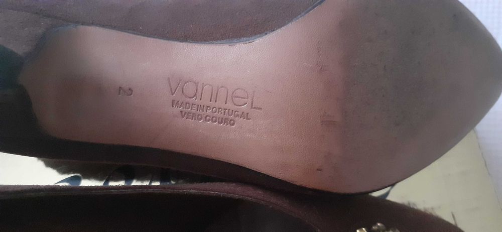 Sapatos Camurça Castanha de sola em couro.