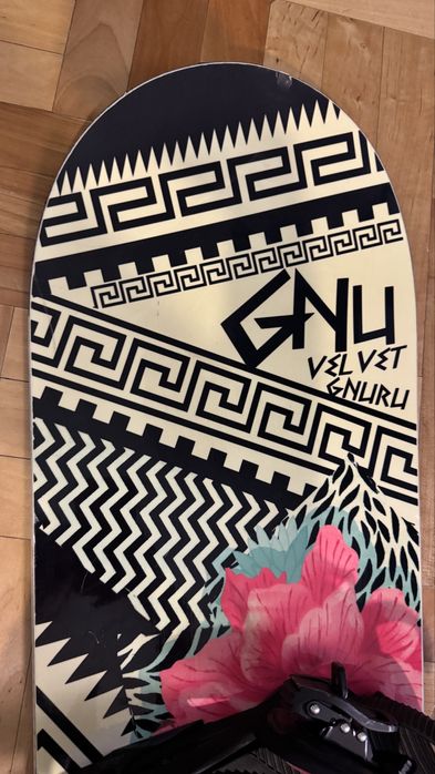 Deska snowboardowa damska GNU Velvet Gnuru + zapięcia Drake DL