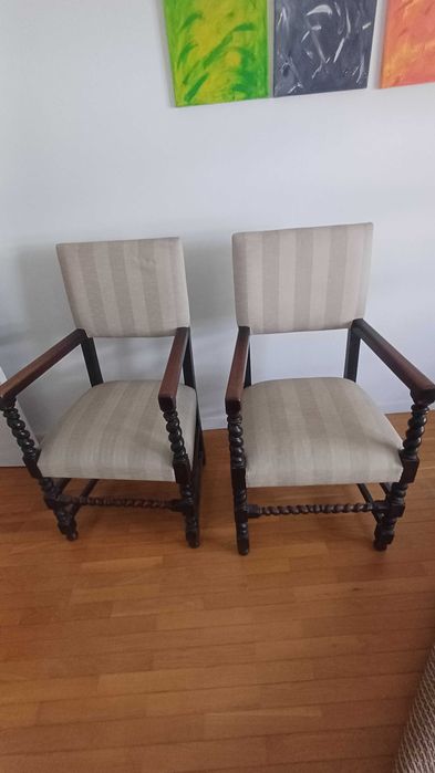 2 Cadeiras em Madeira Maciça Antiga