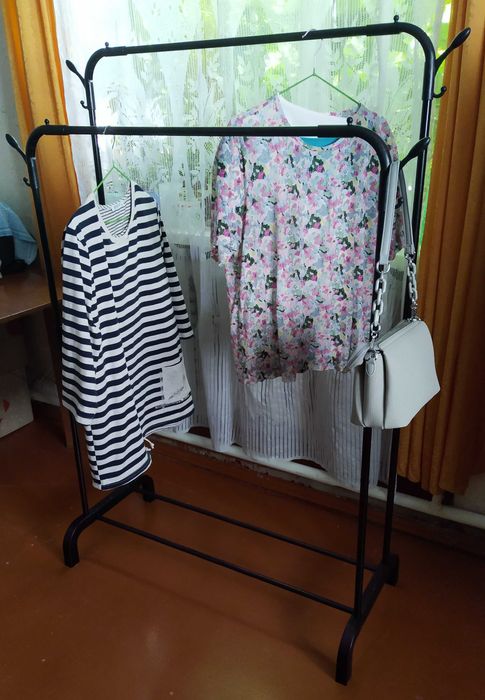 Продам вішалку-стійку для одягу