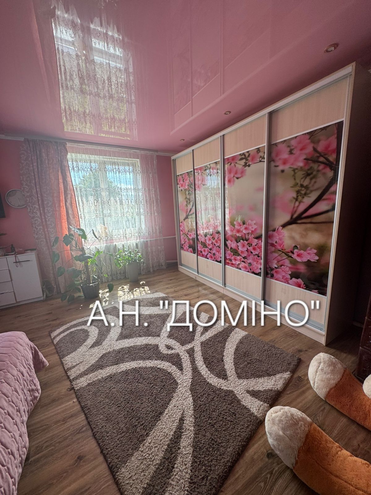 Цегляний будинок поруч з містом Шептицький