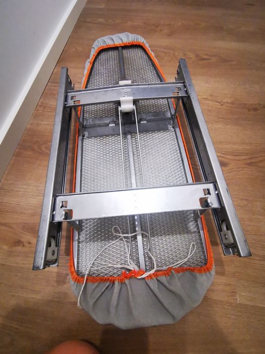 Tábua de passar a ferro embutida e extensível