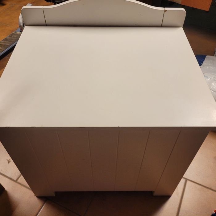 Komoda dziecięca z otwieraną górną klapą