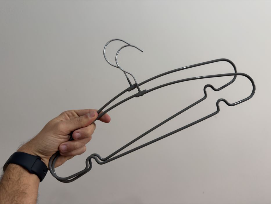 Cabides e cruzetas para roupa