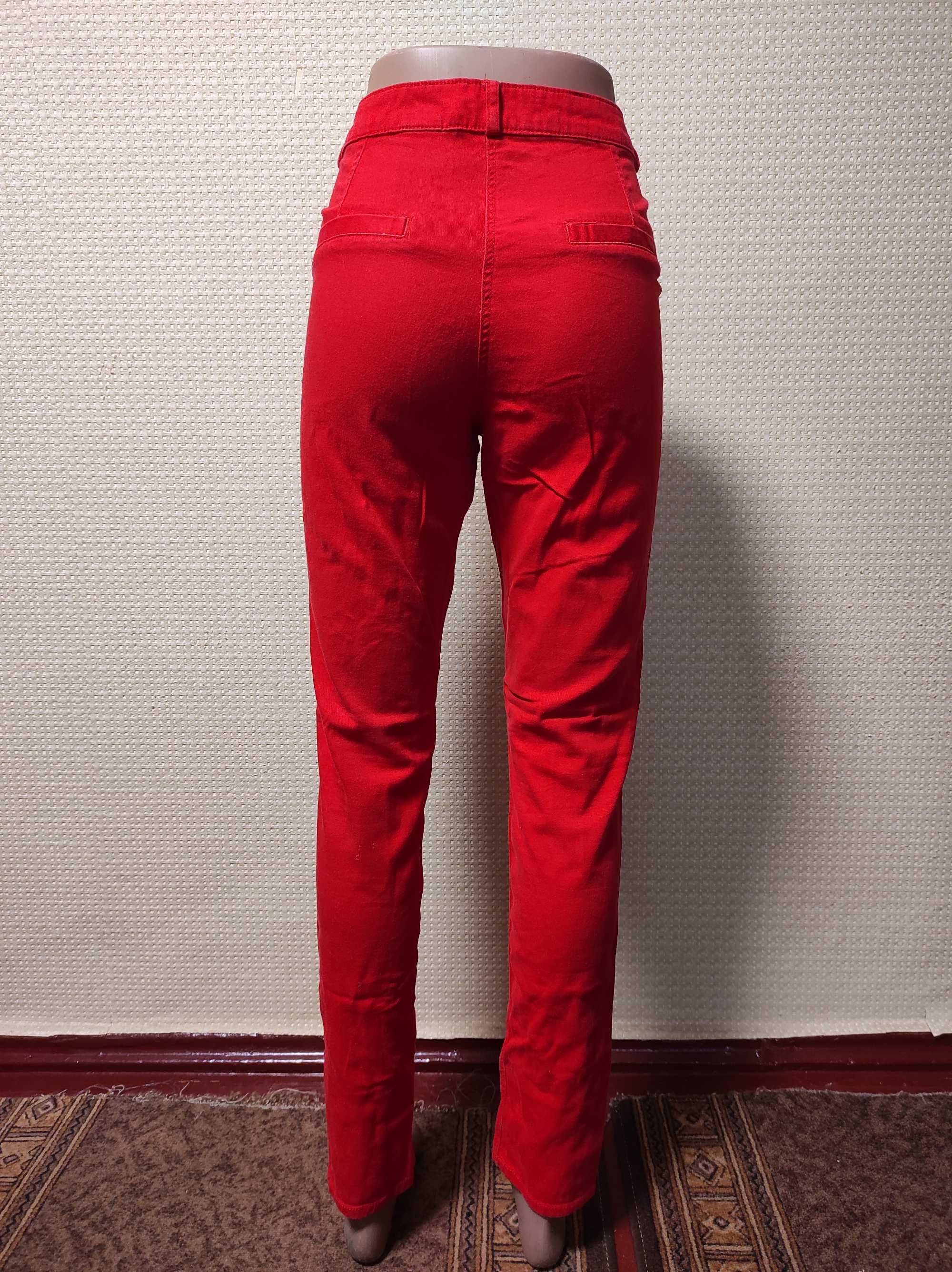 Молодіжні брюки в клітинку і червоні