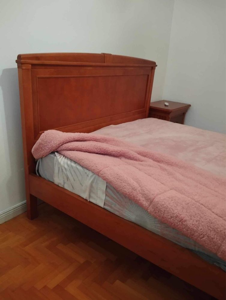 Vendo cama e mesas de cabeceira em otimo estado