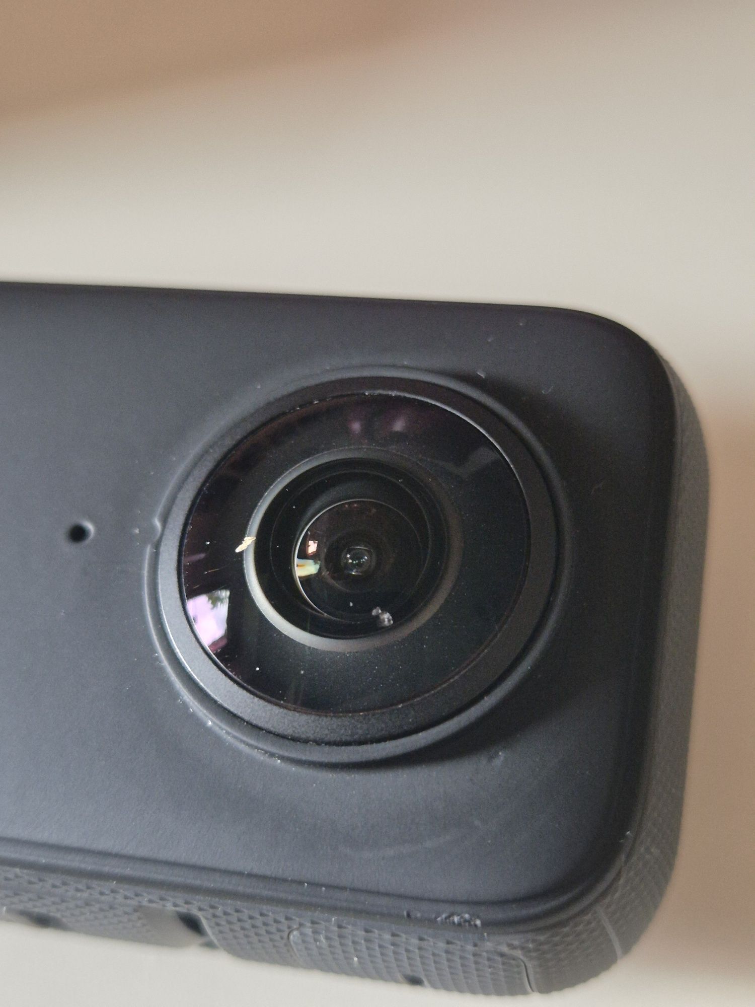 Insta 360 X3 z odpryskiem na soczewce