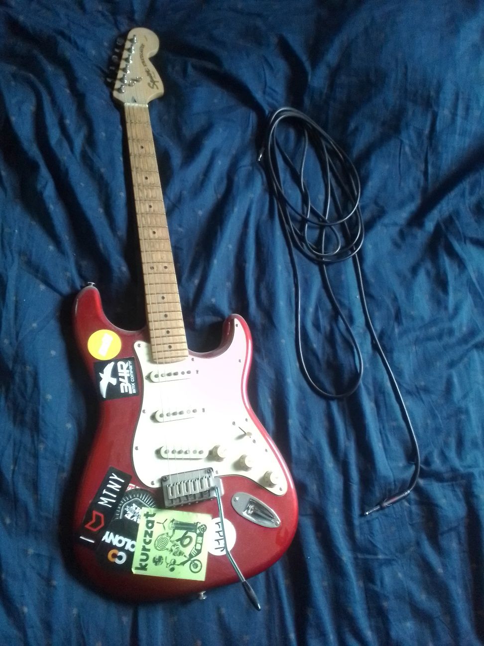 Fender Squier Stratocaster czerwonokrwisty + Piecyk Mustang