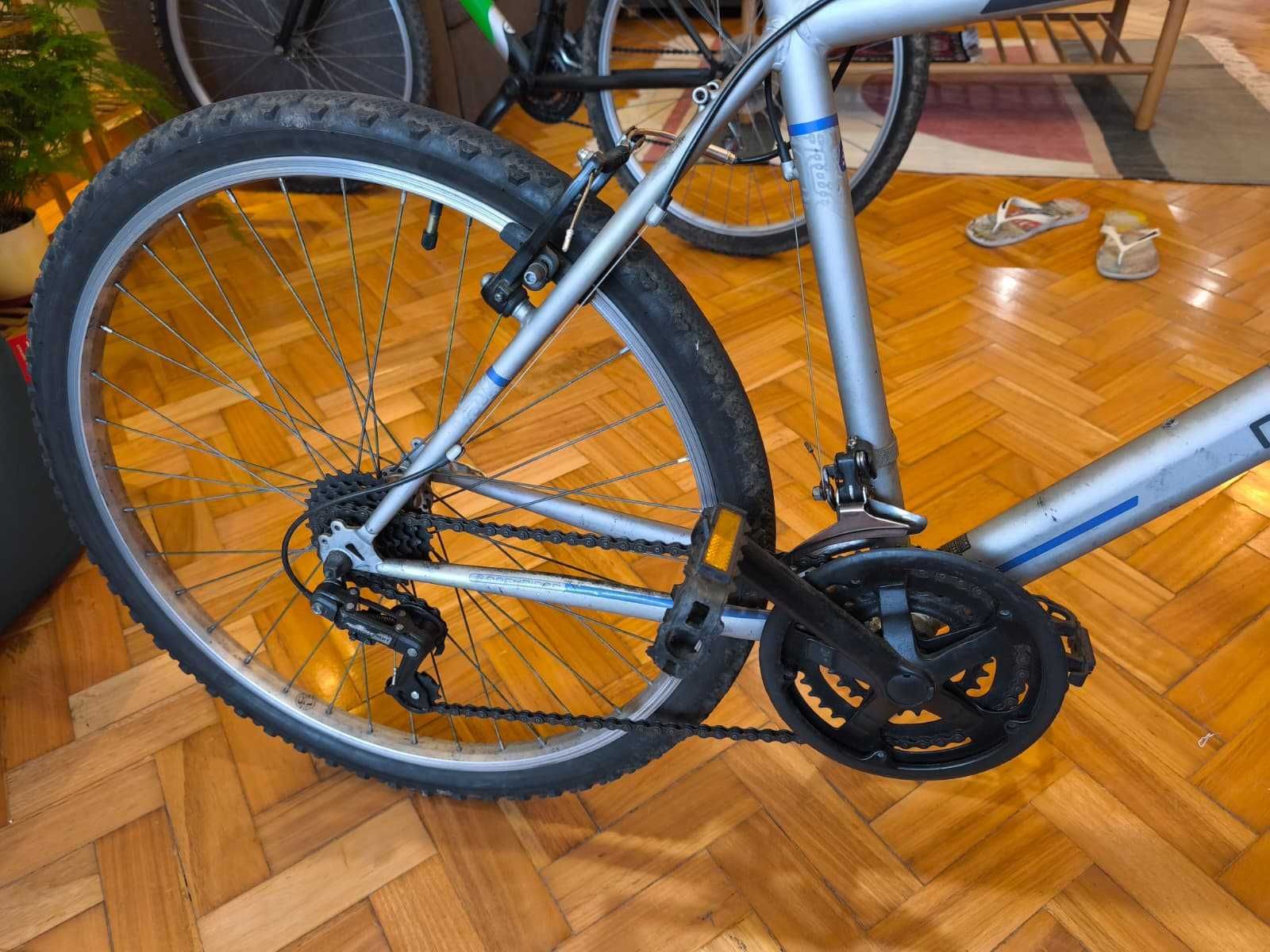 Vendo bicicleta cinza aro 26 (boa conservação, a precisar de ajustes)