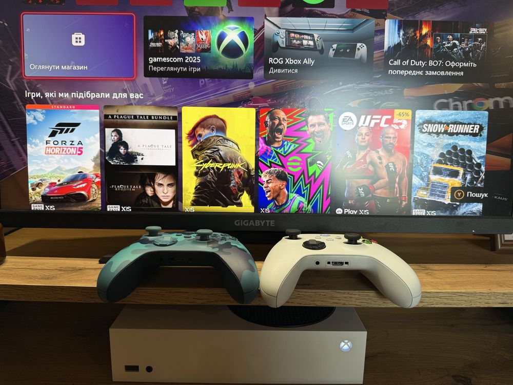 Xbox series s в хорошому стані з двома контролерами