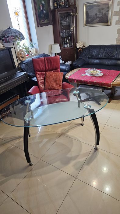 Owalny stół szklany z półką