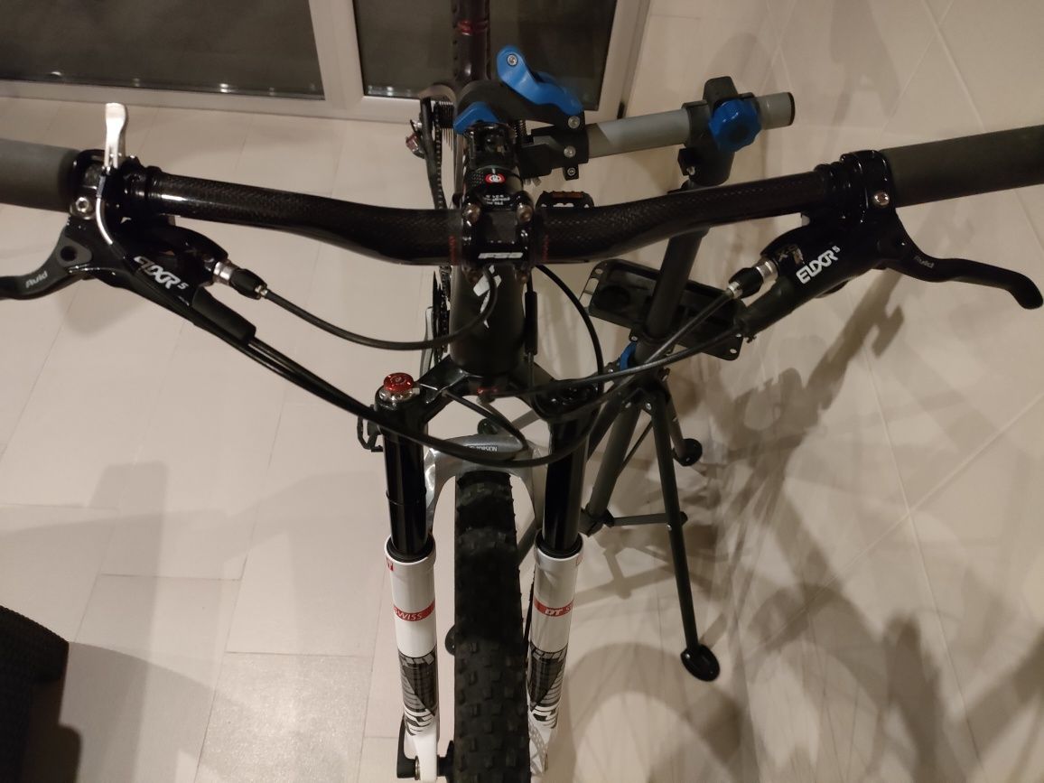 Bicicleta roda 29 quadro de carbono - suspensão DT Swiss