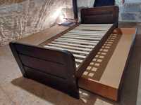 drewniane łóżko z materacem i skrzynia na posciel 90x200