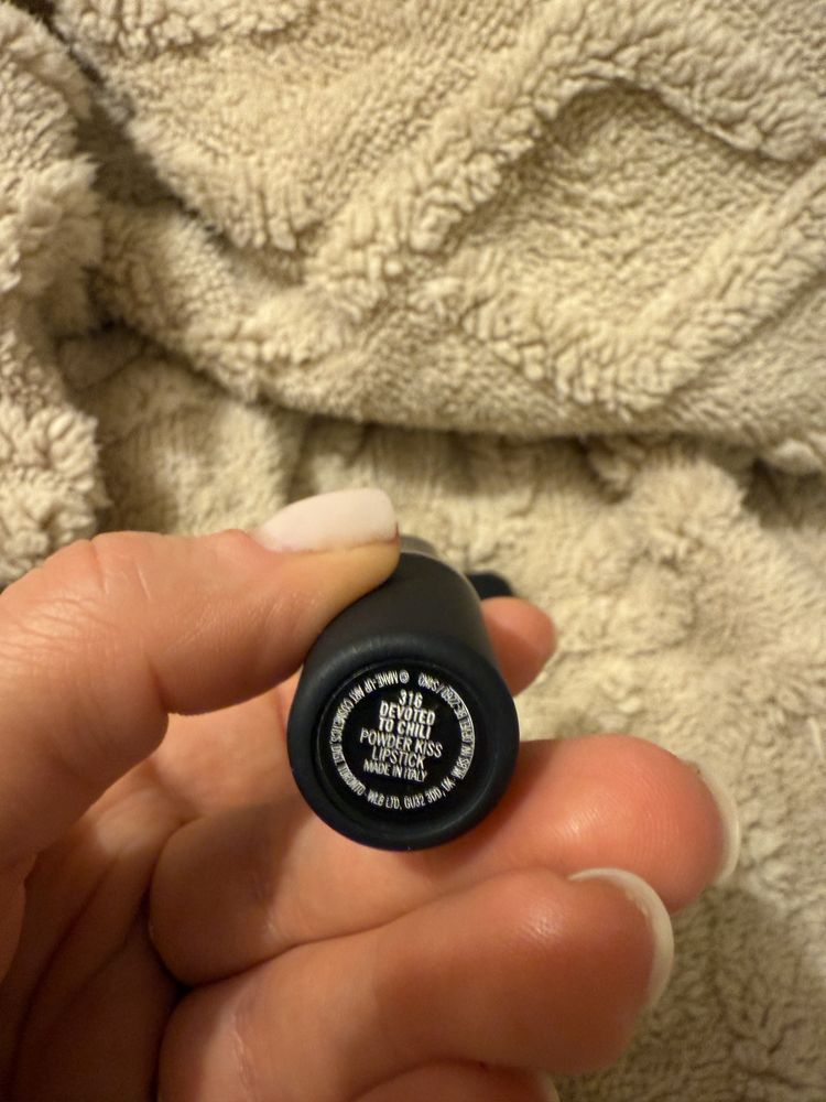MAC DEVOTED TO CHILI Powder Kiss Lipstick Pomadka