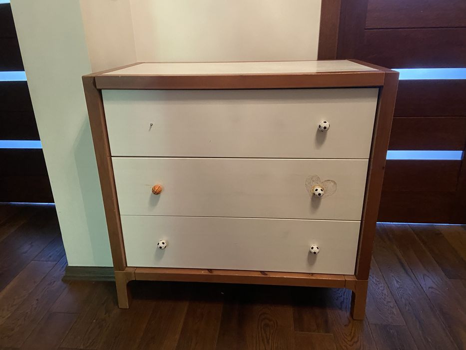 Zestaw mebli bialych z litego drewna marki PINIO