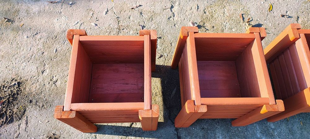 Drewniane doniczki ogrodowe