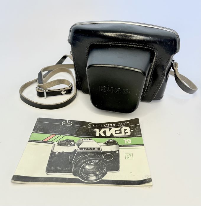 Дзеркальний фотоапарат Київ-19 з обʼєктивом Геліос 81Н 2/50