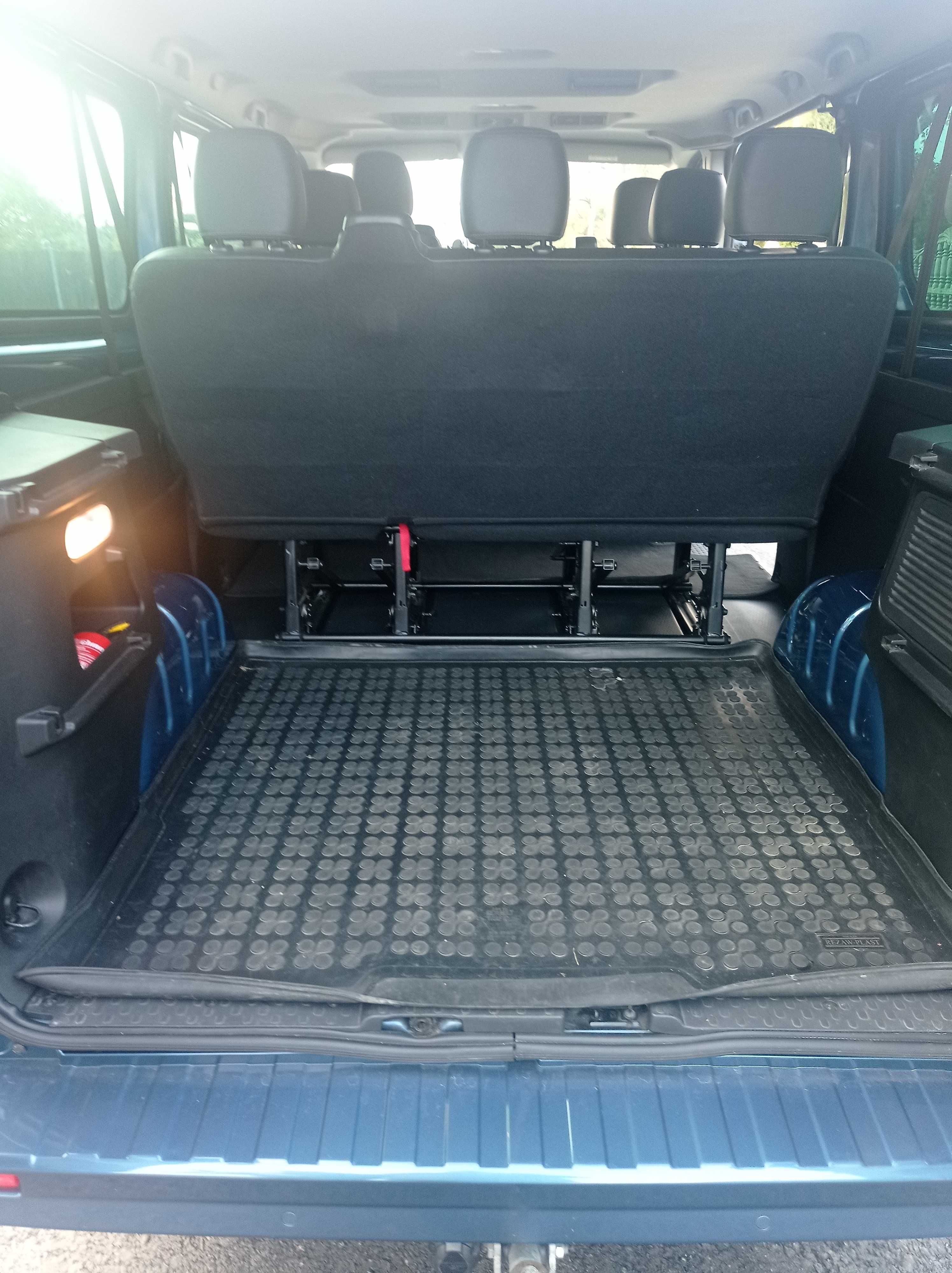 Wynajem Bus 9 osobowy Opel Vivaro Long