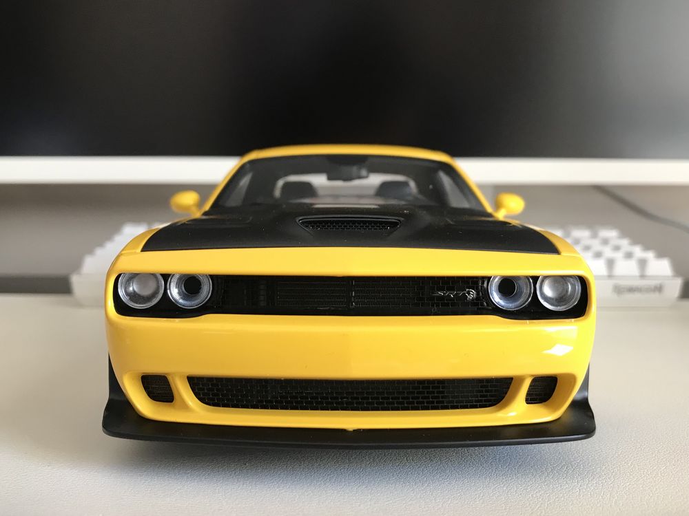 AutoArt Dodge Challenger SRT Hellcat Widebody 2018 Yellow jacket 1/18
