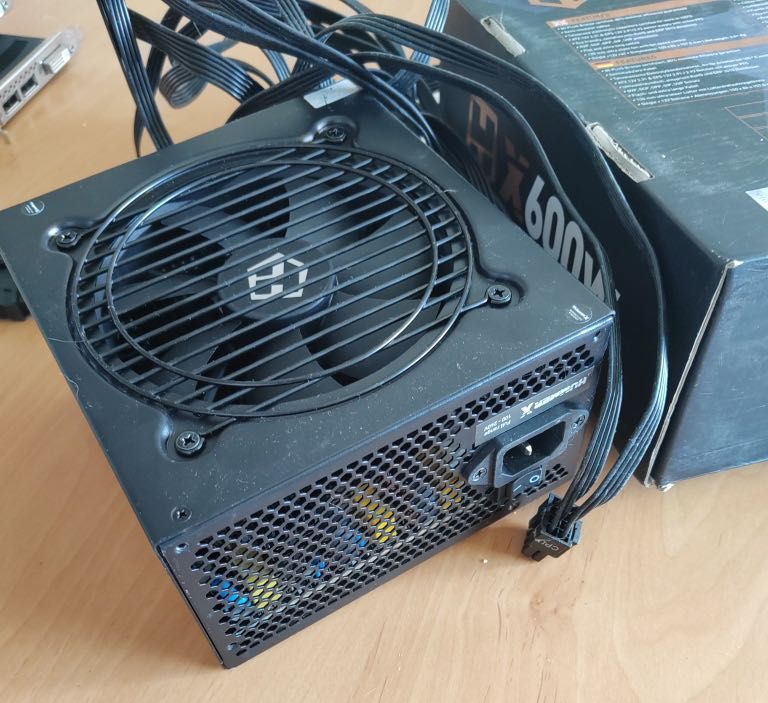 Fonte 600w Hummer X da NOX, 80Plus Bronze sem uso na caixa