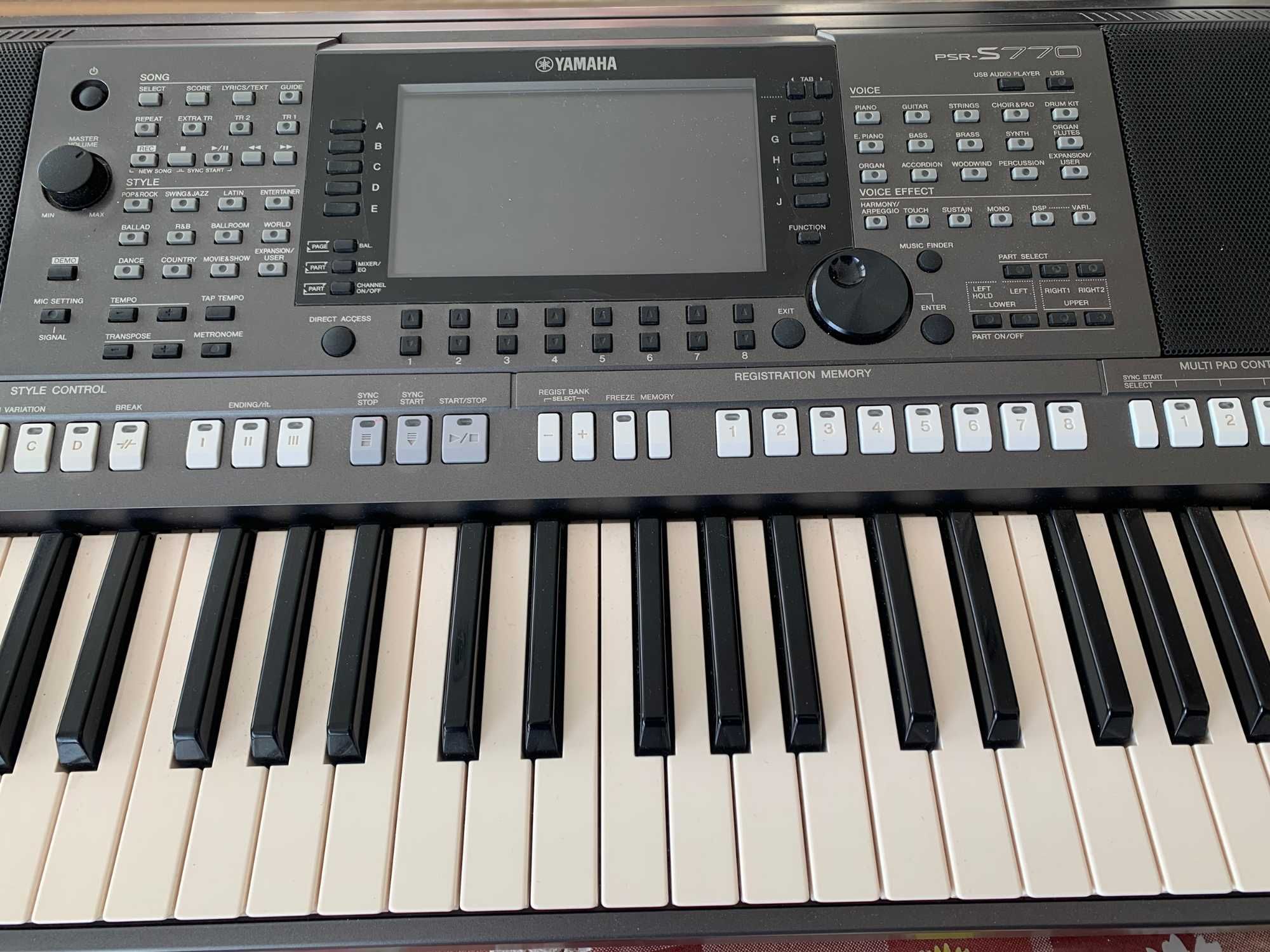 Yamaha PSR S770 Запакована професійними стилями.