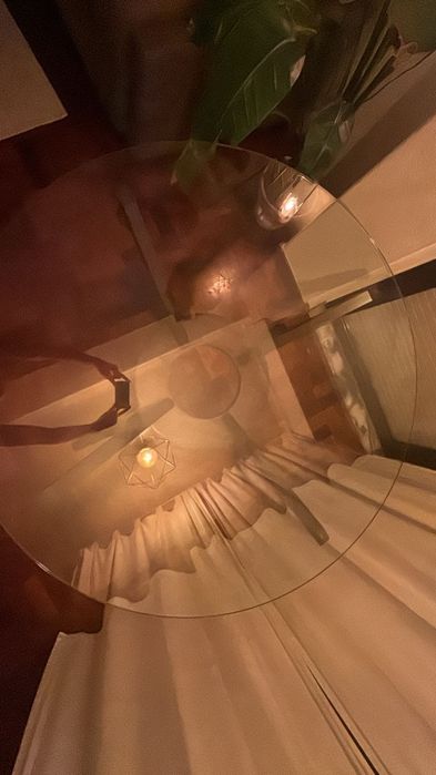 Mesa pessoas em madeira e tampo de vidro