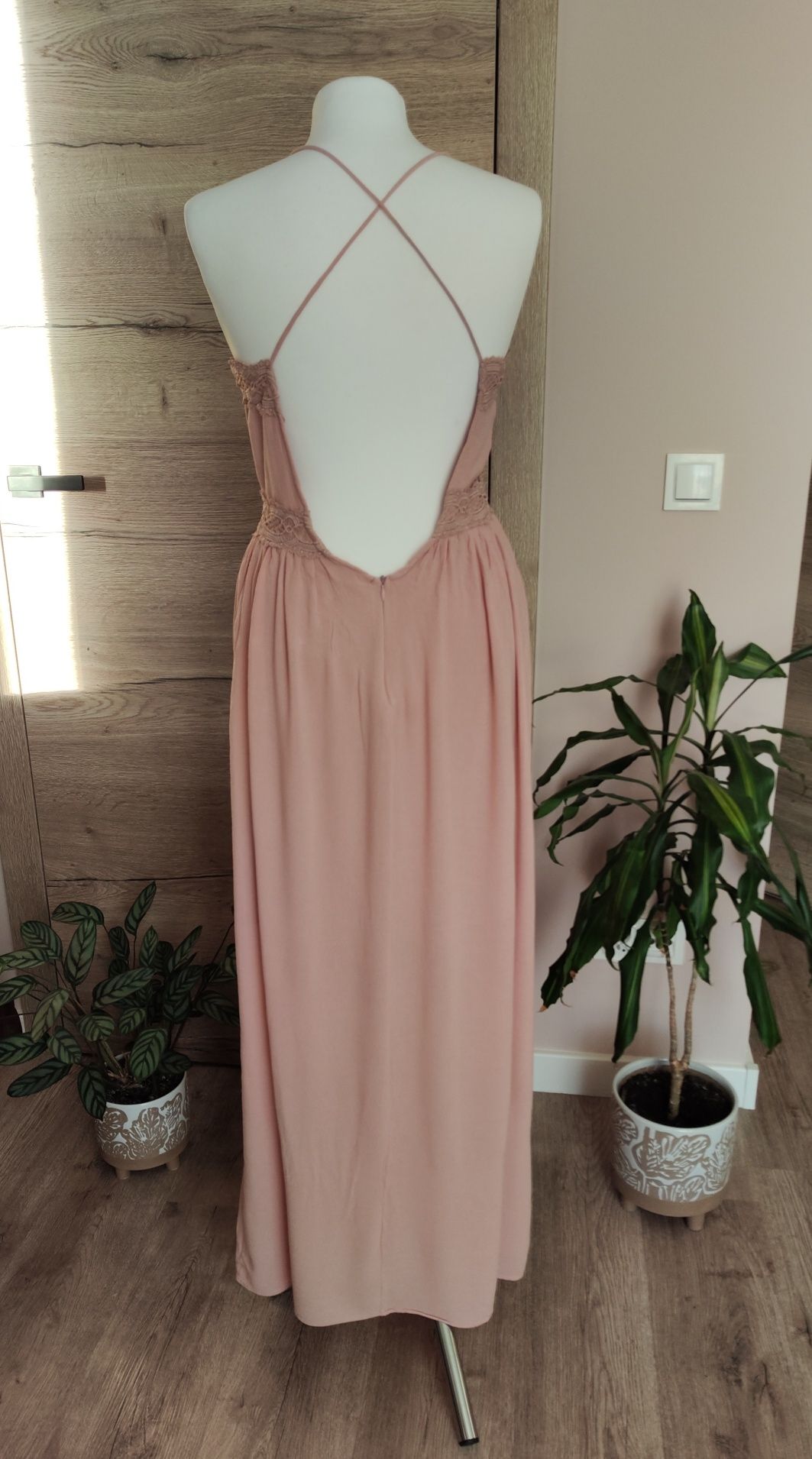 Długa sukienka maxi koronka boho pudrowy róż bez pleców Vila
