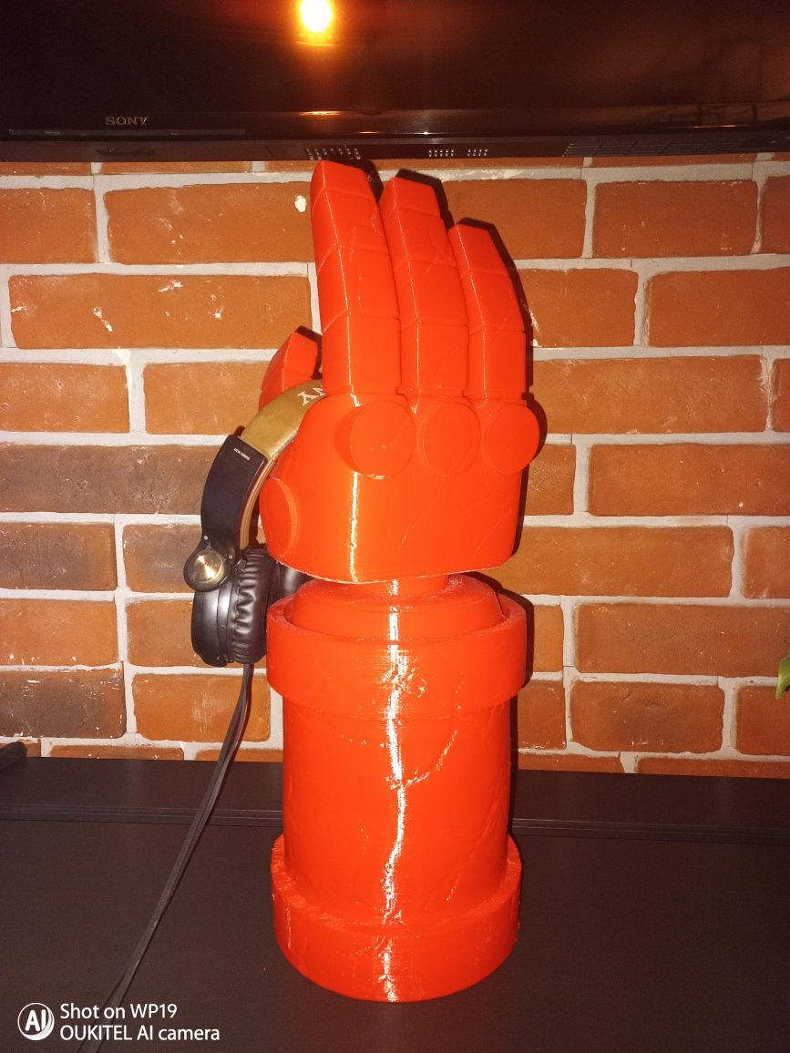 Hellboy stojak na słuchawki wieszak right hand of doom