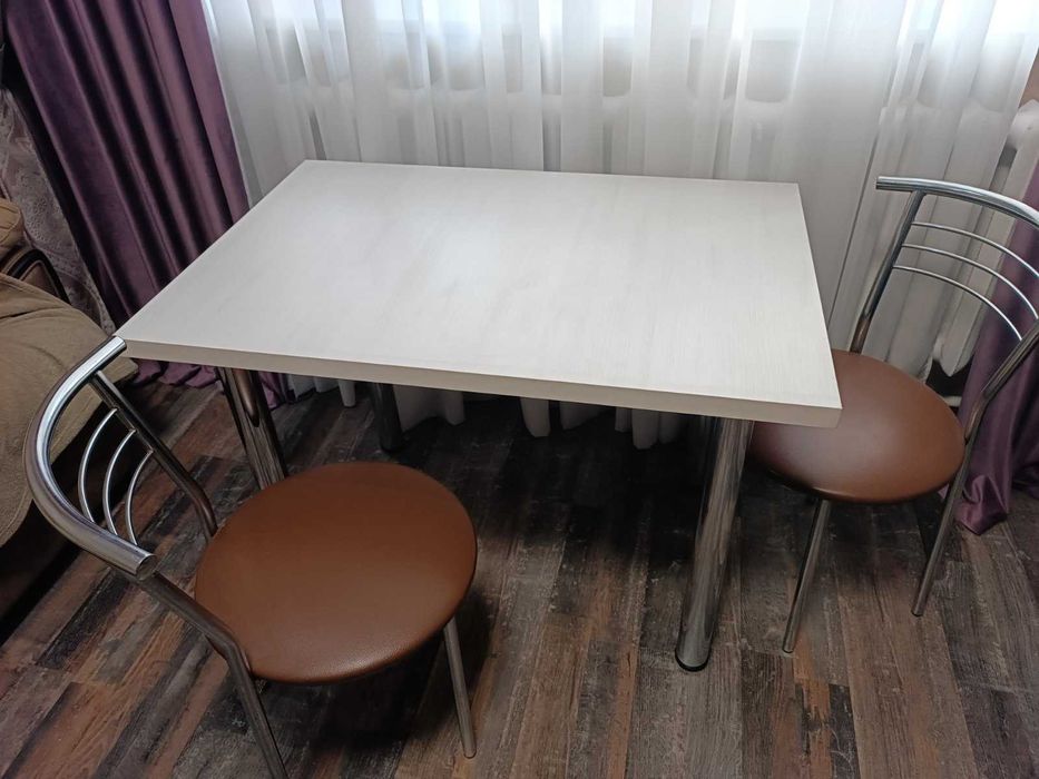 Кухонный  столик 2 цвета.
