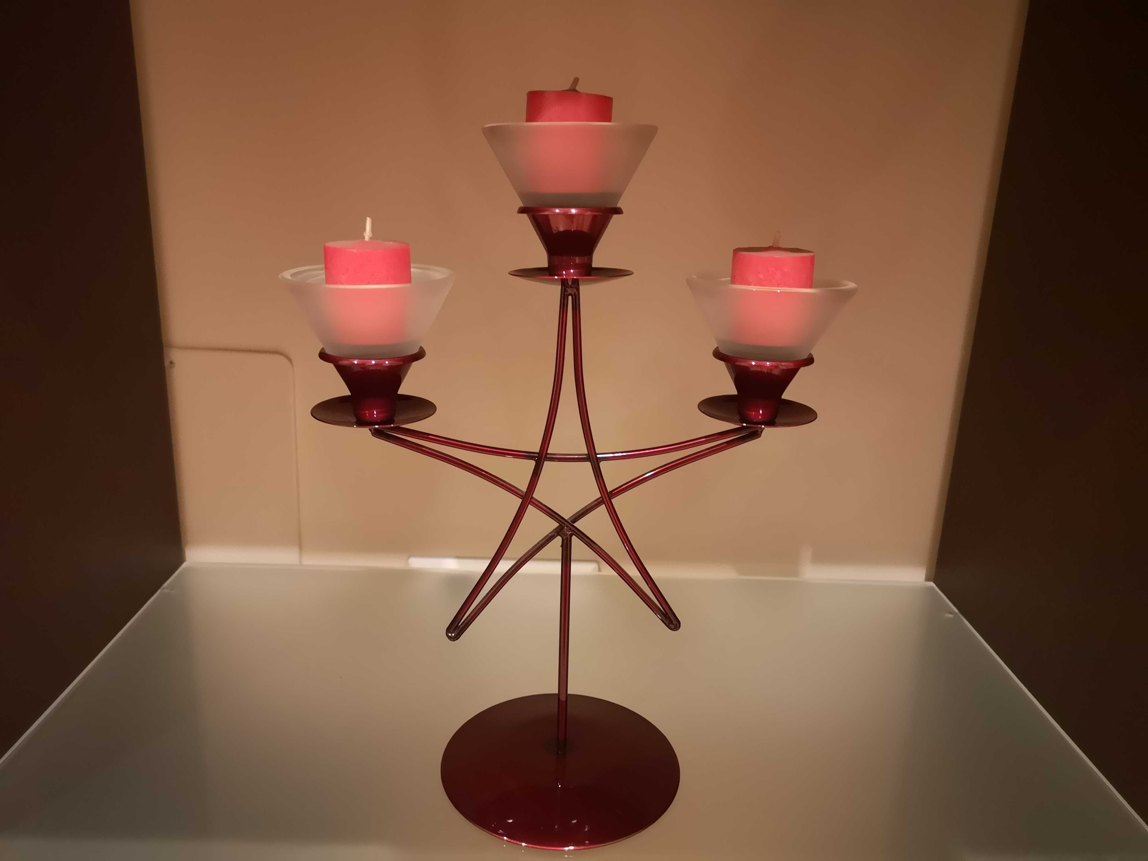 Candelabro vermelho em forma de estrela e 3 velas