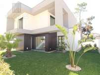 Moradia V3 com Garagem, Jardim e Piscina na Aroeira