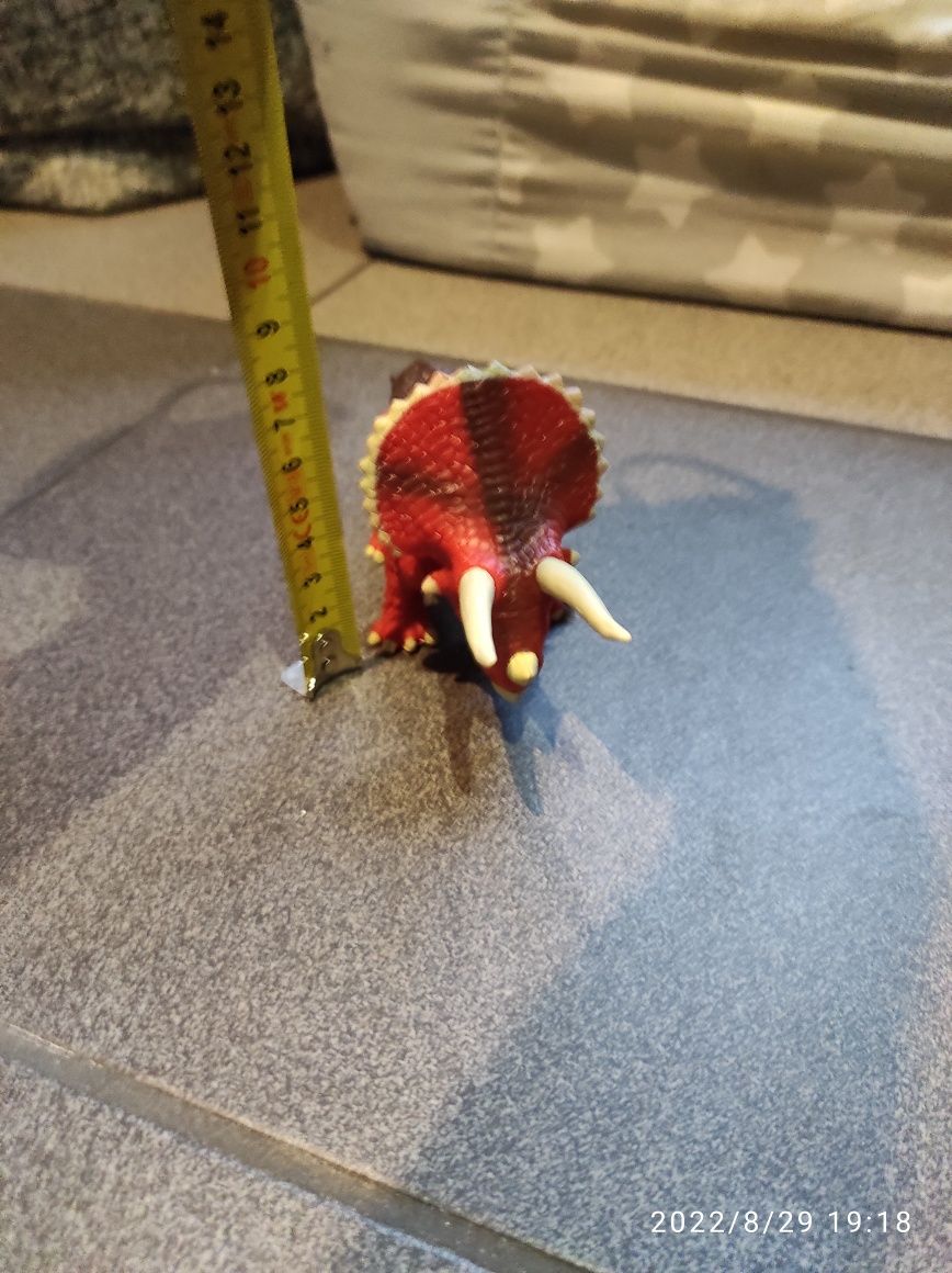 Figurka triceratops ryczy dźwięk światło smyk smiki