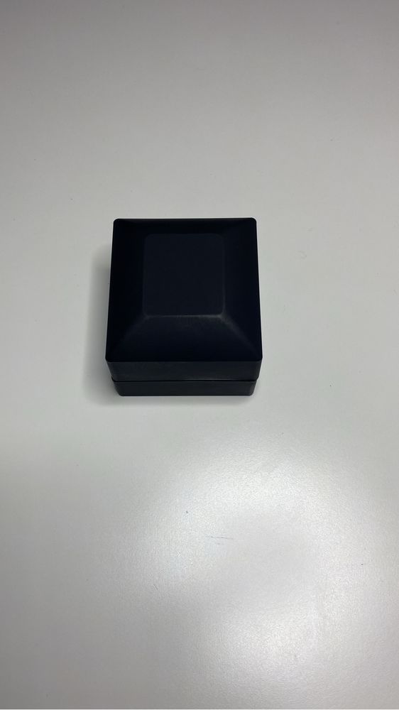 Ekskluzywne pudełko z lampką led na pierścionek
