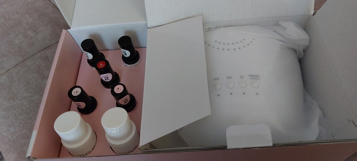 Startowy Zestaw do manicure  Douglas z lampą