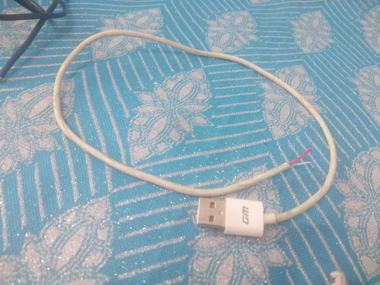 Шматки USB кабелів.