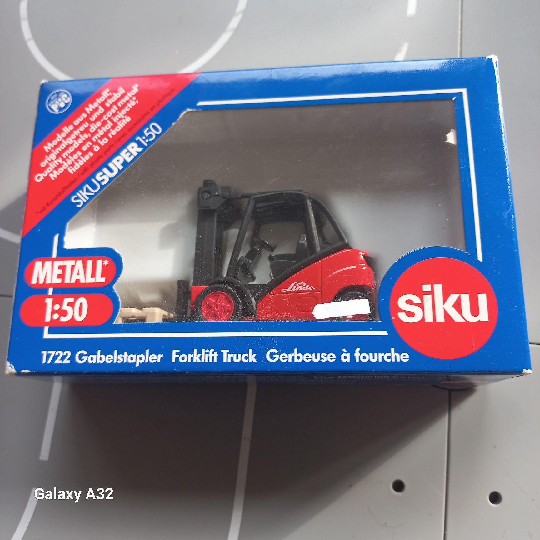 Siku 1722 widlak w skali 1:50 z paleta