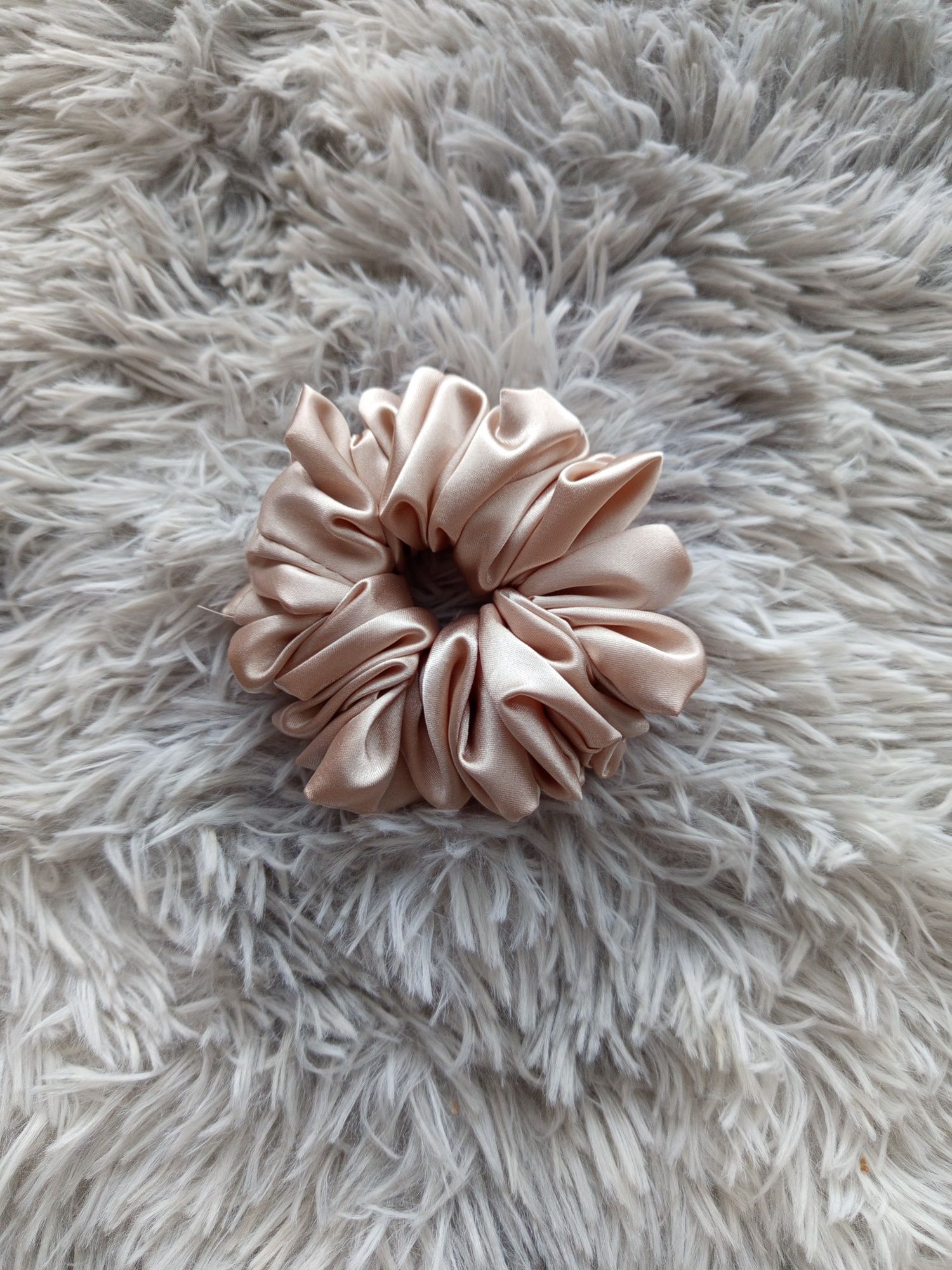 Satynowa gumka do włosów scrunchie
