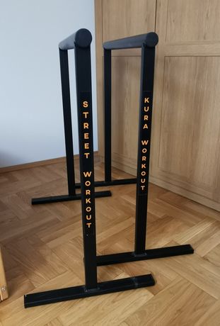 Poręcze do dipów, paraletki. Kura workout.