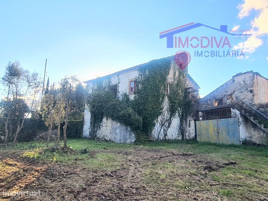 Moradias T6 + T2 com vários anexos e terreno com poço em Pedrogão G...