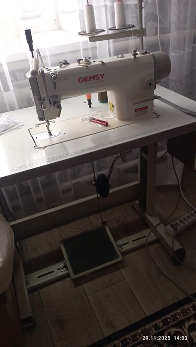 Продам швейну машинку