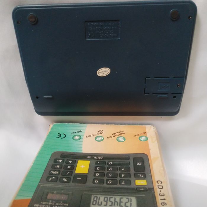 Настольный калькулятор с 8-ми разрядным экраном