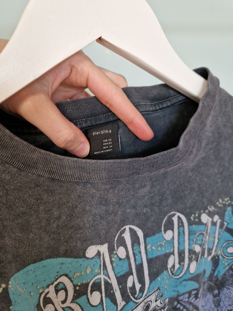 Szary tshirt koszulka oversize z grafiką z nadrukiem lose fit Bershka