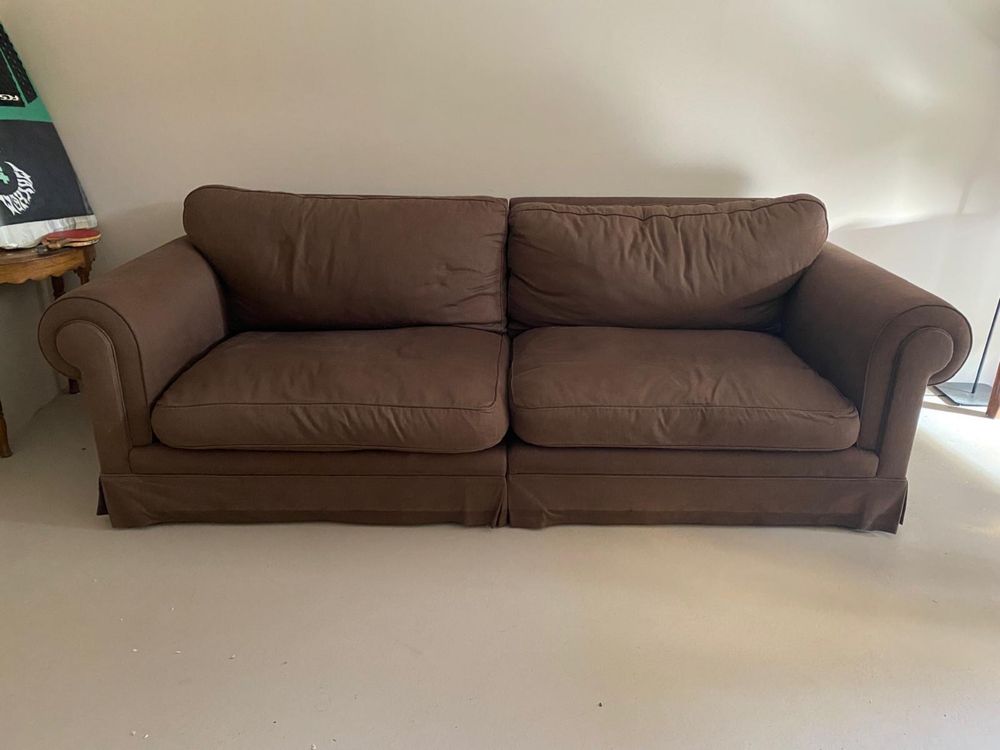 Sofa castanho 3 lugares. Estilo, simplicidade e conforto maximo