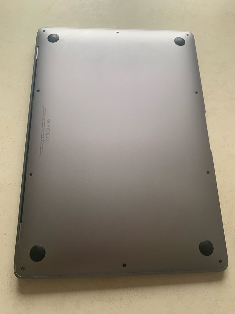 Продам Macbook air 2019 space gray 128