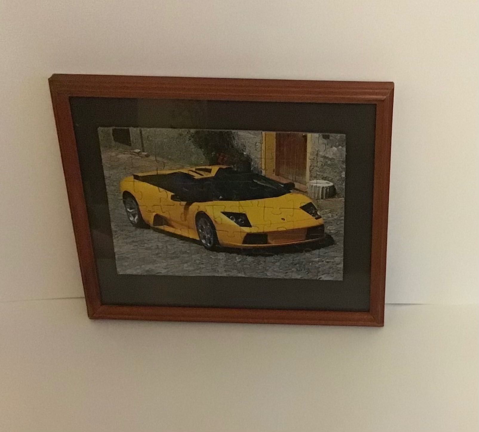 Obrazek -żółte Lamborghini  z puzzli .W drewnianej ramce ze szkłem.