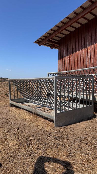 Alimentador de grama para animais de fazenda