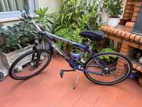 Bicicleta montanha com suspensão e travões de disco