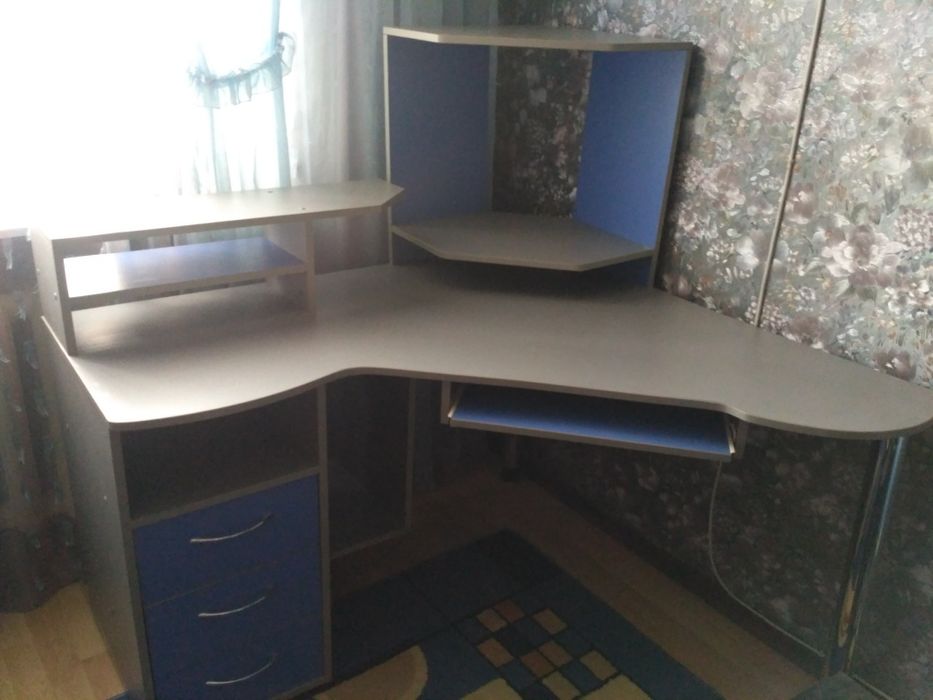 Компьютерный письменный угловой стол
