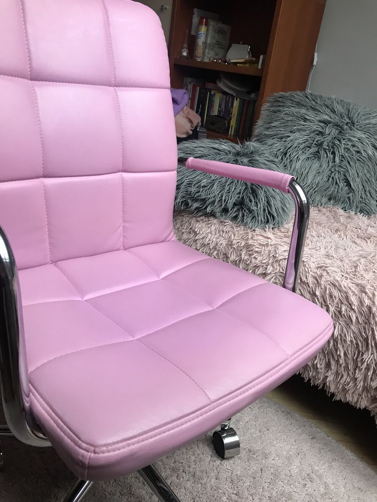 Różowy fotel z ekoskóry