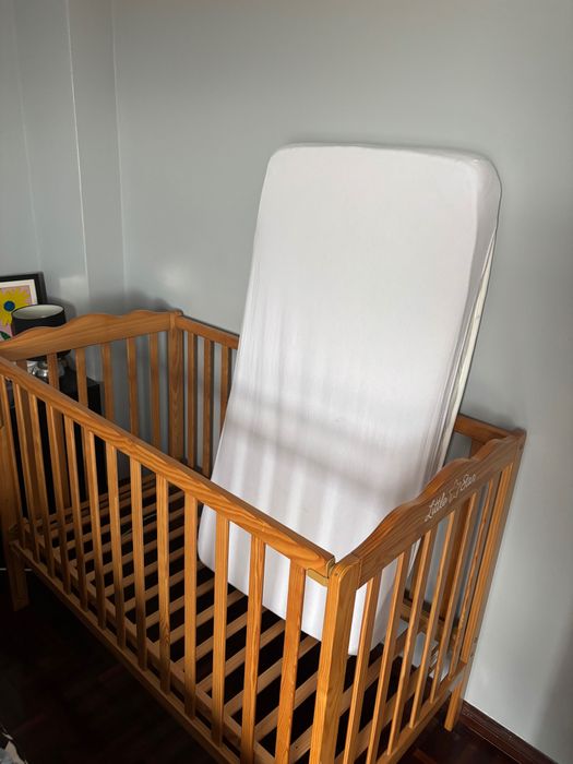 Berço em madeira e colchão
